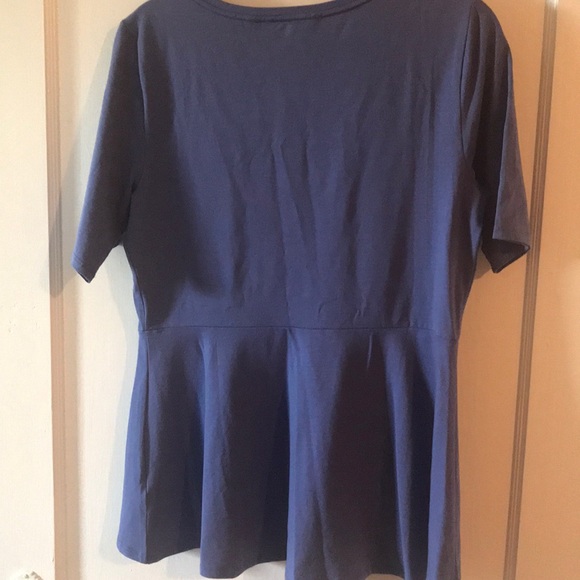 NWOT.  ISAAC MIZRAHI LIVE  SCALLOPED DETAIL TOP - Picture 2 of 6